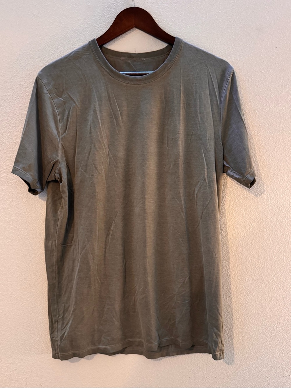lululemon athletica Men's Crewneck T-Shirt - Olive